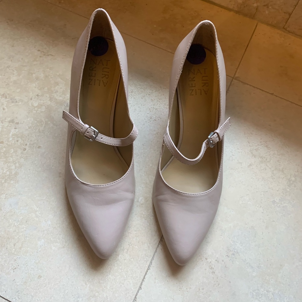 Naturalizer nude heels.  Excellent condition